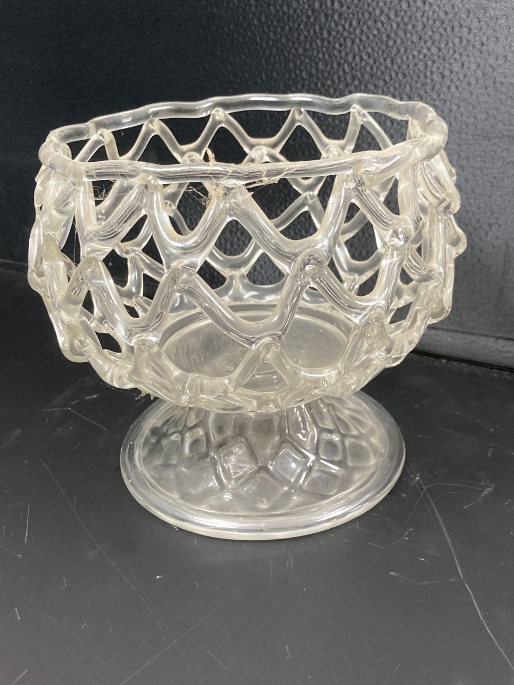 A honeycomb moulded fruit bowl, 19th/20th century, 17.5cm diameter